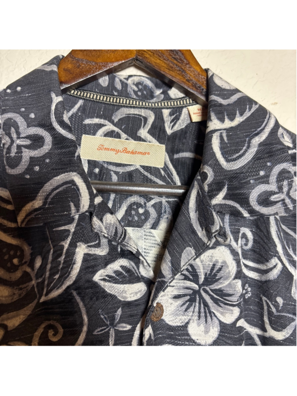 Tommy Bahama men's 100% silk classic Hawaii. Shirt medium original loose fit